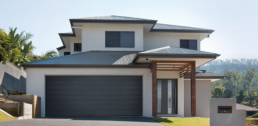 Villa moderna con il portone sezionale PRIME, dotato di speciale sistema di mascheramento.